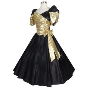 Vestido de fiesta de graduación vintage de los años 80, negro satinado, dorado, lamé metalizado, con lazo, mangas abullonadas, falda completa, talla pequeña, disfraz de baile de los años 80 para mujer.