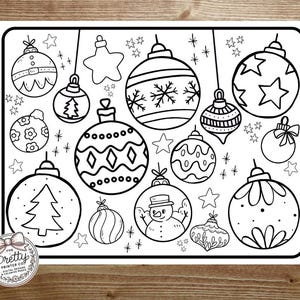以下が含まれることがあります： 雪だるま、クリスマスツリー、星など、さまざまなクリスマスオーナメントが描かれた白黒の塗り絵です。