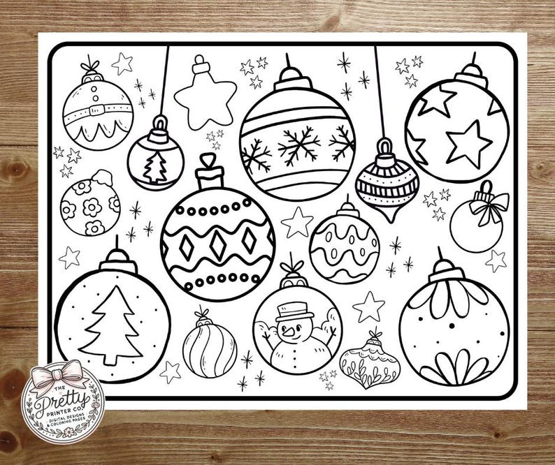 以下が含まれることがあります： 雪だるま、クリスマスツリー、星など、さまざまなクリスマスオーナメントが描かれた白黒の塗り絵です。