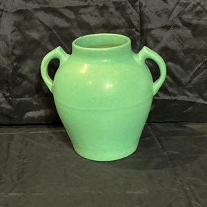 Vintage 1930’s Pfaltzgraff Pottery 2 Handled Matte Green #112 Vase Keystone Mark.