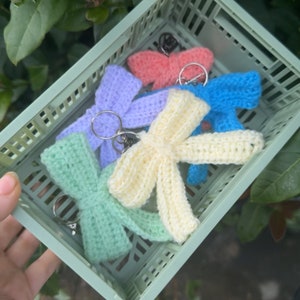 Llavero de lazo / Dije de lazo para bolso / Lazo de crochet hecho a mano / Lazo de crochet suave / Regalo único para ella / Regalos coquetos para chicas / Accesorio para bolso /