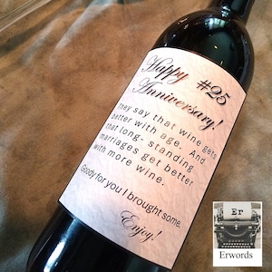 Une étiquette de vin amusante vaut mieux que de l'argent.  Célébrez le 25e anniversaire de mariage de l'heureux couple en leur offrant une couleur rouge ou blanche !