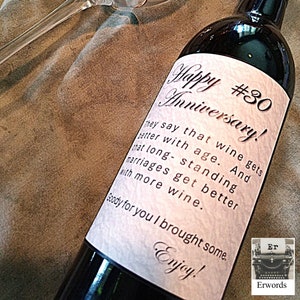 Une étiquette de bouteille de vin célébrant 30 ans de bonheur conjugal !  Grâce à vous, leur anniversaire sera un succès !