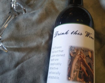 Fun Wine Label: Violet-Stained Teeth, Gift for Friends