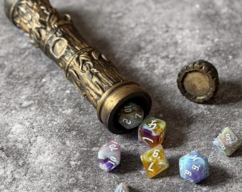 Soporte para dados con forma de pergamino mágico antiguo pintado a mano / Almacenamiento/lanzador de dados de DnD con cierre / Accesorio para juegos de rol de fantasía / Regalo para magos de DnD