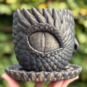 Maceta con diseño de dragón antiguo llorando, con orificio de drenaje y platillo / Decoración fantástica para el hogar pintada a mano con cera dorada / Regalo para amantes de los dragones