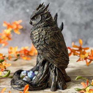 Gedetailleerde uil op tak dat dienstdoet als Owl Dice Tower, met dobbelstenen in de opvangbak.
