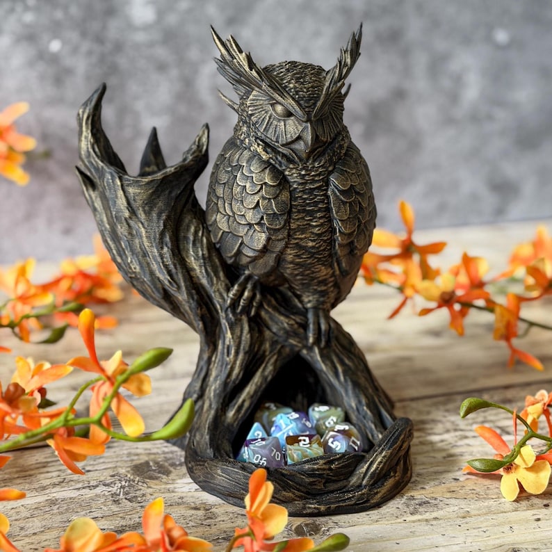 Owl Dice Tower met een uil op een tak. Dobbelstenen rollen door de tak naar beneden.