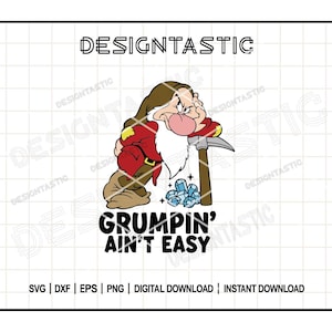 Könnte beinhalten: Cartoon-Bild von Grumpy aus Schneewittchen, der eine Spitzhacke hält und neben einem Haufen Edelsteine steht. Der Text "GRUMPIN' AIN'T EASY" steht unter der Figur. Das Designtastic-Logo befindet sich oben.