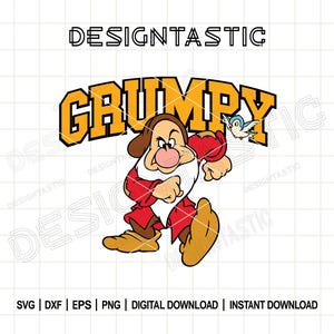 Puede incluir: Ilustración de dibujos animados de Gruñón de Blancanieves, con un atuendo rojo y barba blanca, con la palabra "GRUMPY" en amarillo y negro. Un pequeño pájaro azul vuela cerca. El texto "DESIGNTASTIC" está encima del personaje.