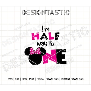 Op de afbeelding: Zwart en roze grafisch ontwerp met de tekst "I'm half way to ONE" en een Minnie Mouse silhouet. Het ontwerp bevat een stippen strik en staat tegen een rasterachtergrond.