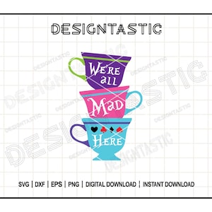 Può includere: Una pila di tre tazze da tè su uno sfondo bianco. La tazza in alto è viola e dice "We're all". La tazza nel mezzo è rosa e dice "Mad". La tazza in basso è blu e dice "Here".