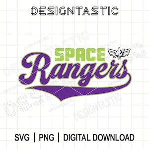 Op de afbeelding: Een digitale afbeelding met de woorden "Space Rangers" in een gestileerd lettertype, met "Space" in groen en "Rangers" in paars. Een kleine raketafbeelding staat boven de tekst. Het woord "DESIGNTASTIC" staat bovenaan.