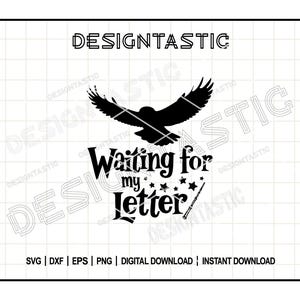 Peut inclure: Silhouette noire d'un oiseau aux ailes déployées au-dessus des mots "Waiting for my Letter", avec des étoiles et une baguette. Le mot "DESIGNTASTIC" est en haut. Options de téléchargement numérique en bas.