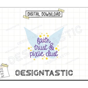 Puede incluir: Un diseño de alas de hada azul claro con un texto superpuesto morado que dice "faith trust & pixie dust". El diseño está rodeado de estrellas amarillas.
