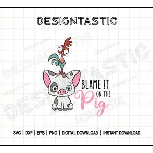 Könnte beinhalten: Ein weißes Schwein mit rosa Ohren und einem roten Hahn auf dem Kopf. Der Text "Blame it on the Pig" ist in rosa Buchstaben geschrieben.