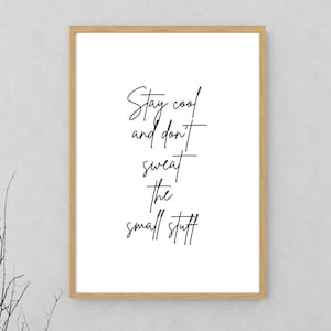 Może przedstawiać: Wydruk w ramie z białym tłem i czarnym tekstem, który brzmi "Stay cool and don't sweat the small stuff".