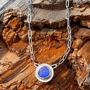 Collar con bisel de vidrio marino azul brillante engastado en plata de ley sobre una cadena de plata de ley con clip