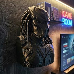 3D Printed Predator Sculpture: Sci-Fi Wall Decor