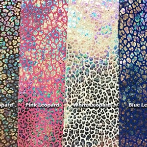 Puede incluir: Cuatro muestras de tela iridiscente con estampado de leopardo. Las muestras est&aacute;n etiquetadas como "Black Leopard", "Pink Leopard", "White Leopard" y "Blue Leopard".