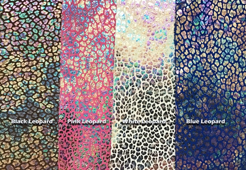 Puede incluir: Cuatro muestras de tela iridiscente con estampado de leopardo. Las muestras est&aacute;n etiquetadas como "Black Leopard", "Pink Leopard", "White Leopard" y "Blue Leopard".