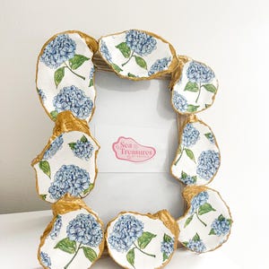 Puede incluir: Juego de tres tazas de cerámica con acabado mate moteado. Las tazas son de color crema, gris claro y gris oscuro. Diseño sencillo y minimalista, ideal para café o té.