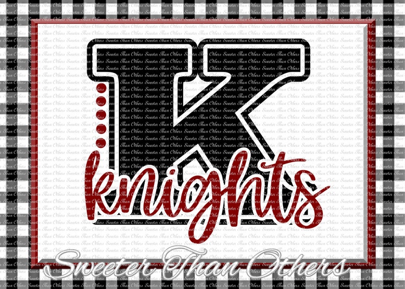 Pu&ograve; includere: Un design grafico con la parola "knights" in un font stilizzato, con una grande "K" e "T" in bianco e nero. La parola "knights" &egrave; in uno script bordeaux. Lo sfondo &egrave; un motivo a scacchi in bianco e nero.