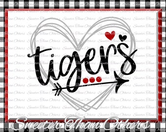 Può includere: Design grafico con un bordo a quadri bianco e nero e un bordo rosso. Il design presenta un cuore grigio con la scritta "Tigers" in nero, un cuore rosso e una freccia. Il testo "Sweeter Than Others" è in basso.