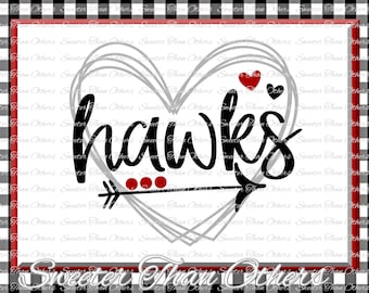 Può includere: Design grafico con la parola "Hawks" in un font stilizzato, all'interno di un design a forma di cuore. Il design include una freccia e accenti rossi, su sfondo bianco con un bordo a scacchi in bianco e nero.