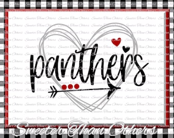 Può includere: Grafica con la parola "Panthers" in nero all'interno di un contorno a forma di cuore grigio. Include un cuore rosso, un cuore nero e una freccia. Lo sfondo presenta un motivo a quadri bianco e nero.