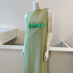 1960年代ヴィンテージ エンパイアウエスト リボンディテール ガウン | ジェイドグリーン | サイズ 4、エクストラスモール