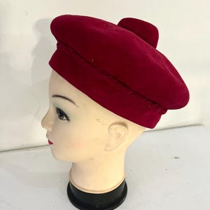 Vintage 1960s The Blum Store Chocolate Suede Beret Newsboy Cap Hat Size 22.5 Suede Beret Hats for Women for sale | eBay main image 4