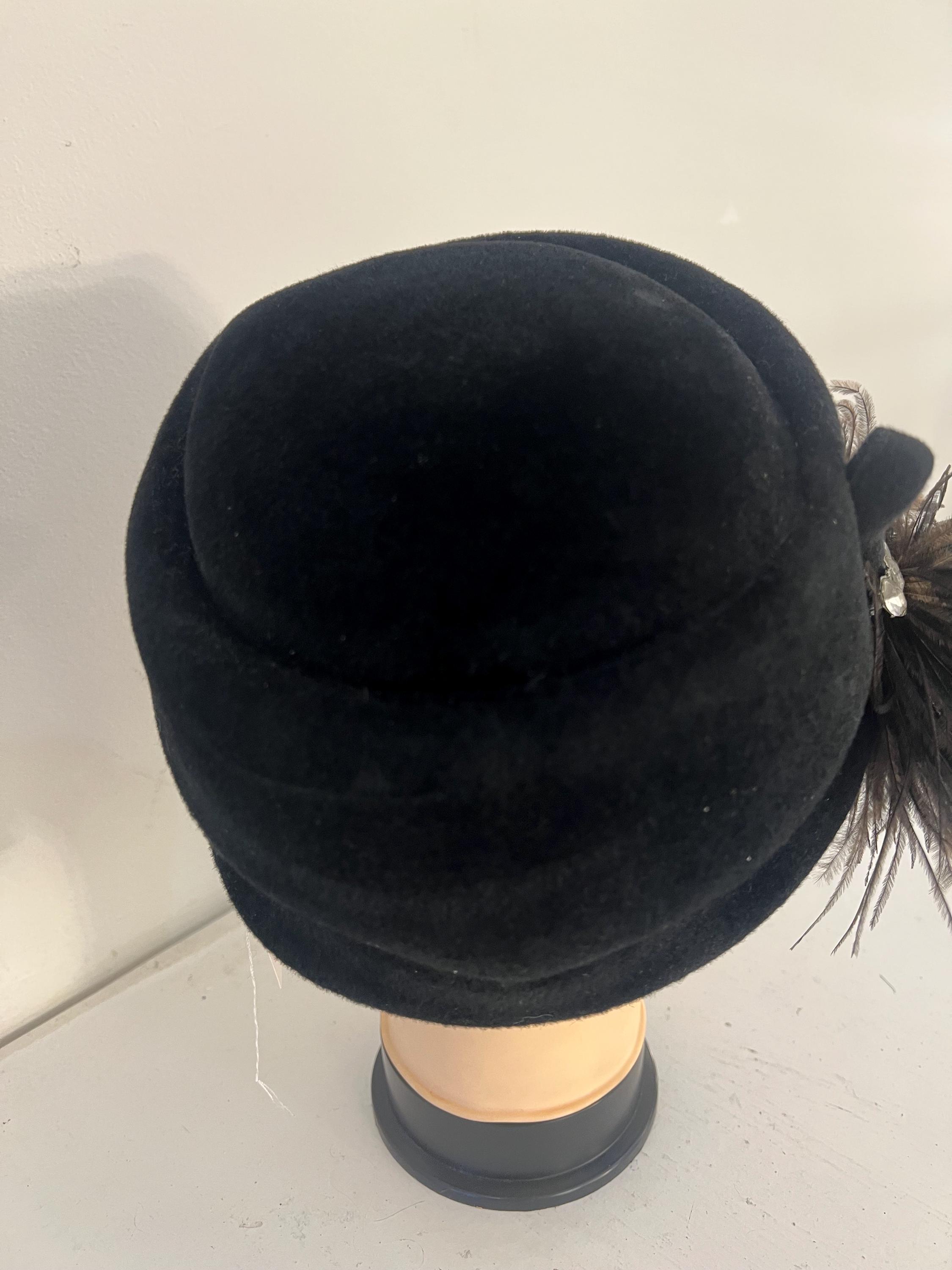 1960s Vintage Black Wool Pillbox Hat With Ostrich Feather  display picture 1