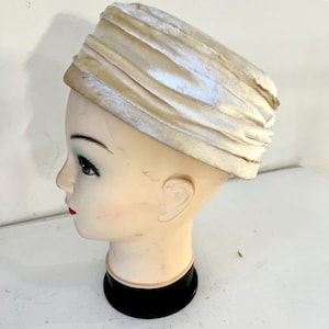 1960s Vintage Pillbox Hat | Cream Velour | Mod Style Hat