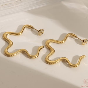 Wavy Star Hoop Earrings in Gold and Silver, Bold Geometric Statement Jewelry, Perfect for Gifting, Modern Fashion Accessory