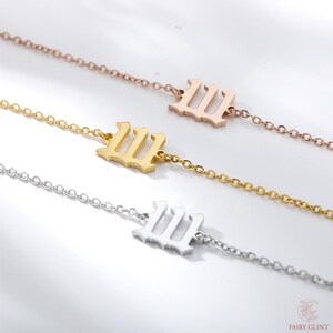 Elegante tobillera con inicial inglesa antigua bañada en oro: joyería personalizada con dijes y diseño minimalista, perfecta para regalar y para ocasiones especiales
