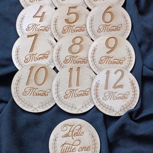Discos de madera para hitos mensuales de bebé – Juego de grabados en contrachapado de abedul de 3 mm – Accesorios fotográficos "Hola pequeño" para recién nacidos – Regalo natural para baby shower