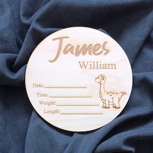 Gepersonaliseerde houten schijf voor geboorteaankondiging baby – ontwerp dinosaurus – aangepast naambord – 3 mm berkenhout – fotorekwisiet pasgeborene – 4 maten