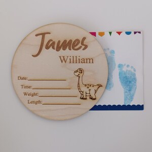Disco di annuncio nascita in legno personalizzato - Design dinosauro - Targa con nome personalizzato - Legno di betulla da 3 mm - Accessorio per foto neonato - 4 misure