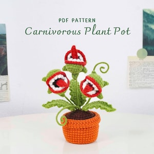 Könnte beinhalten: Ein gehäkelter fleischfressender Blumentopf mit drei offenmäuligen Blütenköpfen in Grün, Rot und Weiß, in einem orangefarbenen Topf. Der Text "PDF PATTERN Carnivorous Plant Pot" steht über der Pflanze. Die Pflanze hat grüne Blätter und braune Erde.