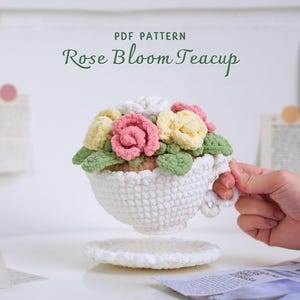 ローズブルームティーカップかぎ針編みパターン、花のかぎ針編みパターン、かぎ針編みのホームデコレーション、花のティーカップかぎ針編みパターン