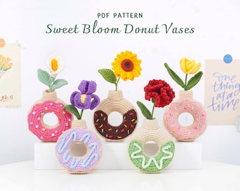 Könnte beinhalten: Sechs gehäkelte Vasen in Donut-Form, jede mit einer anderen gehäkelten Blume. Die Vasen sind in verschiedenen Farben, darunter Rosa, Braun und Grün, mit dekorativen Streuseln. Der Text "Sweet Bloom Donut Vases" steht oben.