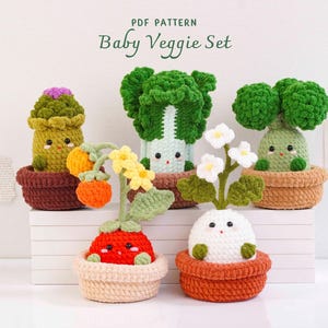 Op de afbeelding: Een verzameling van vijf gehaakte pluche groenten in potten, gelabeld PDF Pattern Baby Veggie Set. De set bevat een groene cactus, een groene bladgroente, een broccoli, een rode aardbeiplant en een witte radijs met kleine witte bloemetjes.