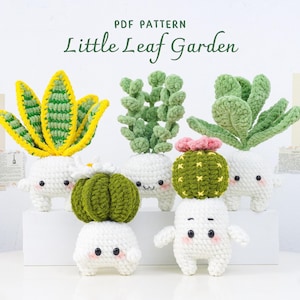 Può includere: Una collezione di figure di piante all'uncinetto, tra cui succulente e cactus, con facce sorridenti. Le piante sono in vasi bianchi e hanno vari disegni di foglie verdi e gialle. Il testo "PDF PATTERN Little Leaf Garden" è in alto.