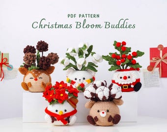 Może przedstawiać: Kolekcja pięciu szydełkowych Christmas Bloom Buddies, z których każdy został zaprojektowany jako świąteczna postać trzymająca kwiaty. Postacie obejmują jelenia, niedźwiedzia, bałwana, Świętego Mikołaja i niedźwiedzia. Tekst "PDF PATTERN Christmas Bloom Buddies" znajduje się na górze.