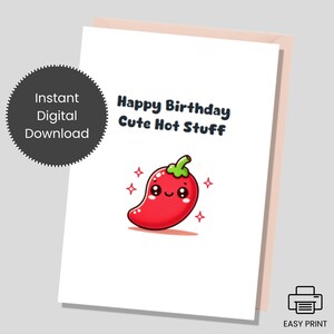 Könnte beinhalten: Druckbare Geburtstagskarte mit einem niedlichen Cartoon-roten Chili-Pfeffer mit einem lächelnden Gesicht und dem Text "Happy Birthday Cute Hot Stuff".