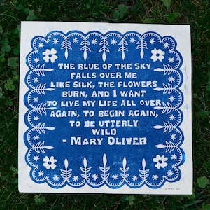 Impresión artística en linóleo con cita de Mary Oliver: tinta azul hecha a mano sobre papel lokta