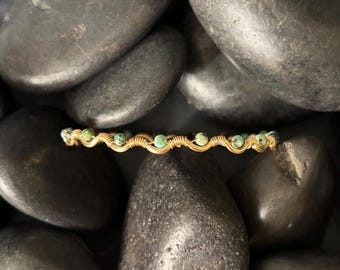 ハンドメイドのネフライトワイヤーブレスレット - 調節可能で繊細、トレンド感のあるジュエリー