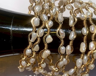 Pulsera de alambre de perla hecha a mano: joyería ajustable, delicada y moderna.