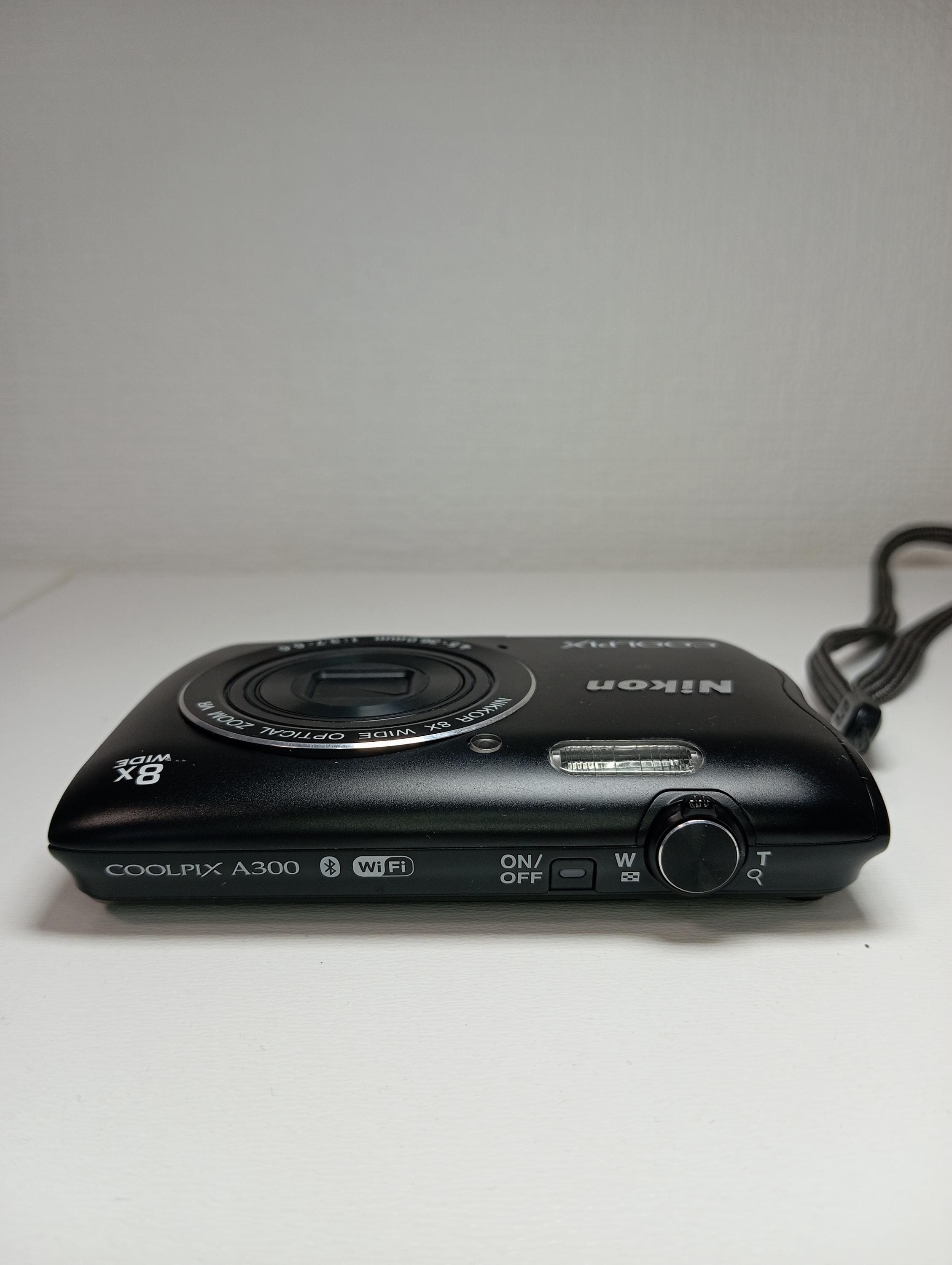 Nikon Coolpix A300 ブラック 20.1 MP カメラ 16 GB メモリカード Wi